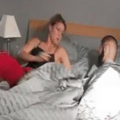 Pegadinha acordando a namorada com outro na cama