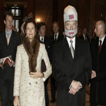  Hilariante Fotos do rei sueco Vestindo chapéus absurdos.