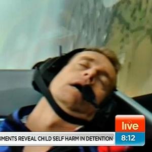 Repórter desmaia em avião durante trasnmissão ao vivo