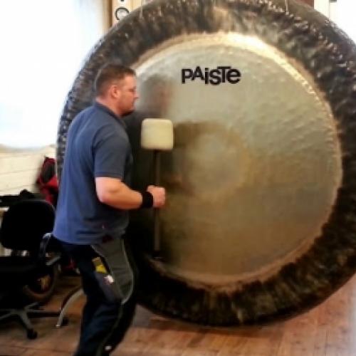 Você nem imagina o som de um gongo de 2 metros