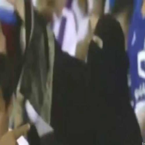 Mulher saudita flagrada em estádio de futebol causa revolta no país