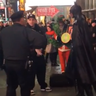 Homem vestido de Batman provoca confusão em Nova Iorque