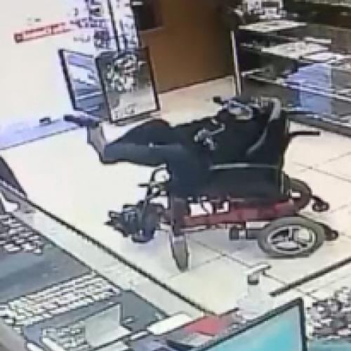 Cadeirante assalta uma loja de maneira única, com seus pés