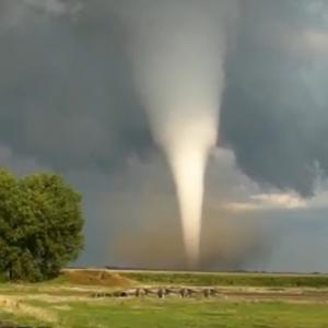 Vídeo mostra tornado se formando