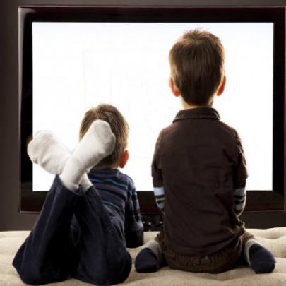 Um novo estudo revela o que você suspeitava: a TV corrói o cérebro das