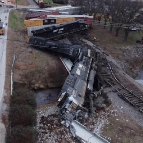 Trem atravessa viga de concreto em acidente bizarro