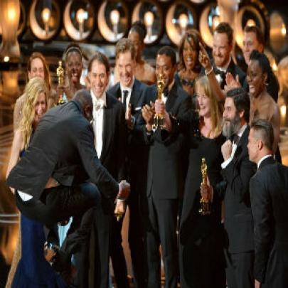 Primeiro diretor negro a ganhar a estatueta de melhor filme no Oscar