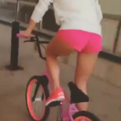 Menina Levando um Tombo de Bicicleta