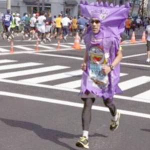 Pessoas estranhas na maratona de Tóquio