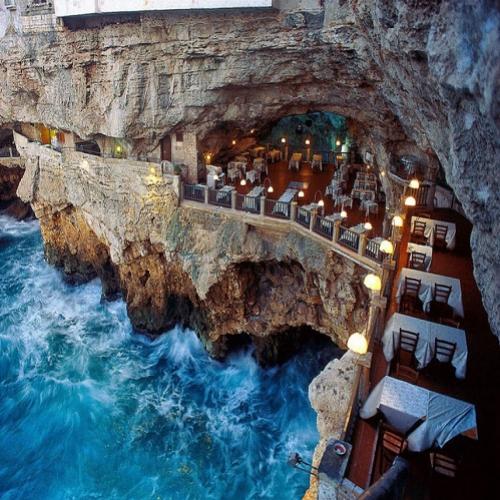Restaurante construído dentro de uma gruta italiana