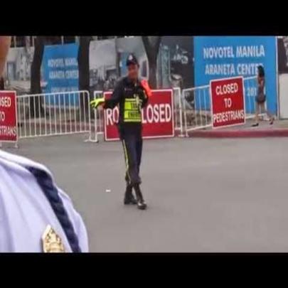Policial dá show de dança enquanto orienta o trânsito