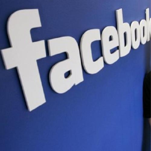 Metade das mulheres solteiras procuram encontros no Facebook