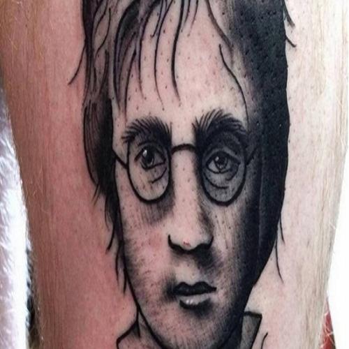 Tatuagem bizarra de John Lennon vira piada por semelhança com Harry 