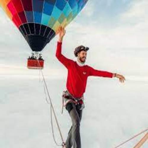 Homem quebra recorde ao andar em entre dois balões a 1900 metros de...
