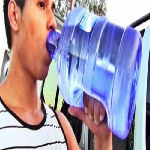Ele decidiu beber 1 galão de água por 30 dias: Veja os resultados!