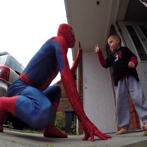 Pai torna-se o Homem-Aranha para o aniversário do seu filho com câncer