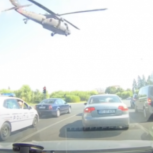 Helicóptero tem de fazer aterrissassem improvisada em estrada