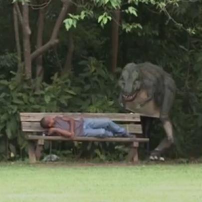 Pegadinha: dinossauro no parque