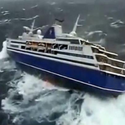 Navio de cruzeiro parece brinquedo nas ondas gigantes da Europa     