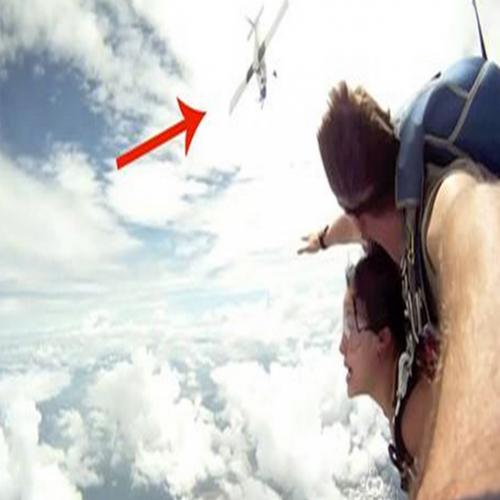 Dupla quase é atingida por avião durante salto de paraquedas.