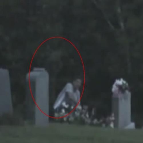 Fantasma aparece em cemitério e toca homem