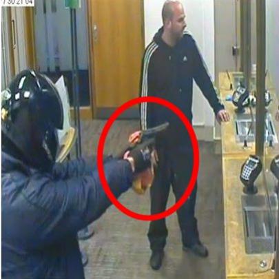 Cliente de banco percebe que a arma é falsa e veja o que ele fez