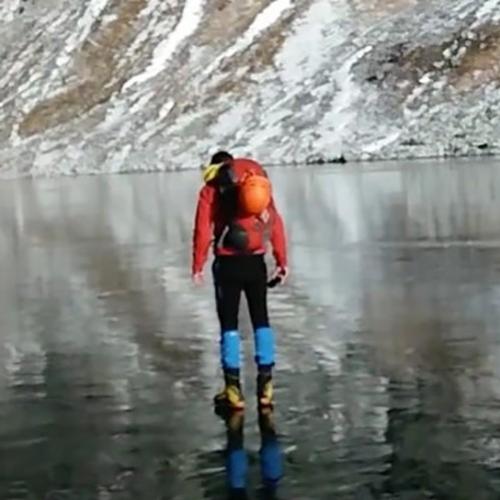 Montanhistas encontram lago de água cristalina congelado na Eslováquia