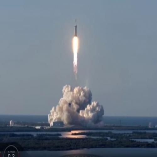 SpaceX lança com sucesso o seu primeiro foguetão comercial