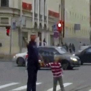 Como os pedestres atravessam a rua na Rússia