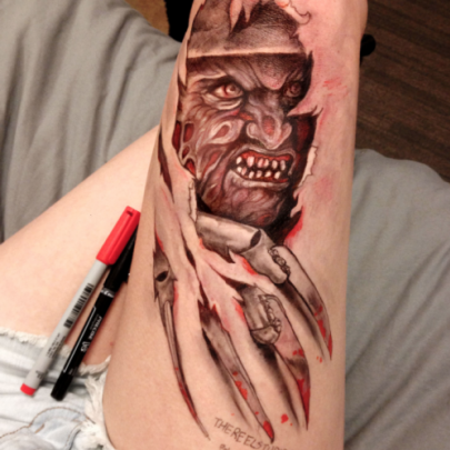 Tatuagens criativas desenhadas nas pernas