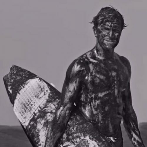 Surfista pede por despoluição do mar carioca