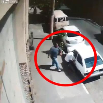 Ladrão tenta roubar carro e leva uma surra, vídeo
