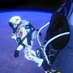 Felix Baumgartner quebra a barreira do som com salto do espaço