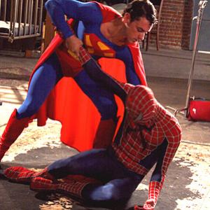 Superman e Homem-Aranha se enfrentam em paródia pornô!