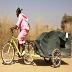 O milagre das bicicletas que viram ambulâncias em Uganda