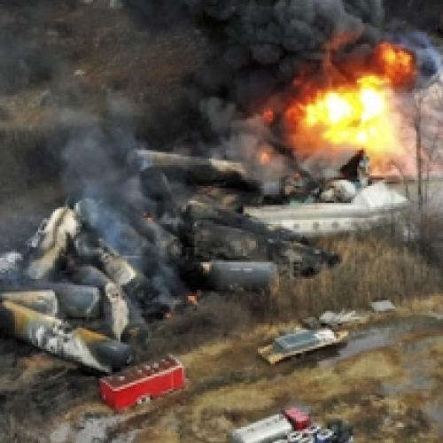 Vídeo mostra resultado tóxico de acidente de trem em Ohio