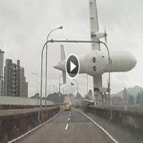 Taiwan avião de passageiros aterrissa em rio. ( vídeo )