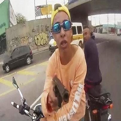 Bandido leva tiro ao assaltar motoqueiro