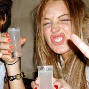 Lindsay Lohan bebe dois litros de vodca por dia