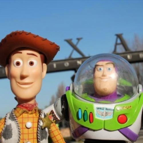 Jovens refilmam Toy Story com bonecos reais