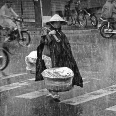 Foto de mulher vietnamita levando batatas é vencedora do CGAP 2013