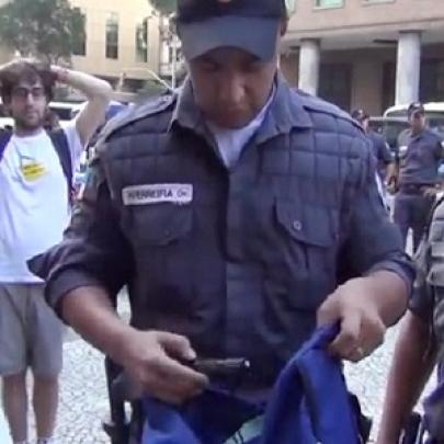 Policial leva choque de lanterna ao revistar mochila