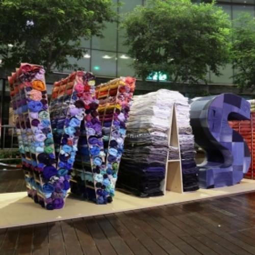 Escultura alerta sobre o descarte de resíduos têxteis nos aterros sani