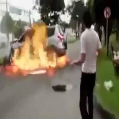 Carro bate e explode em rua movimentada, vídeo