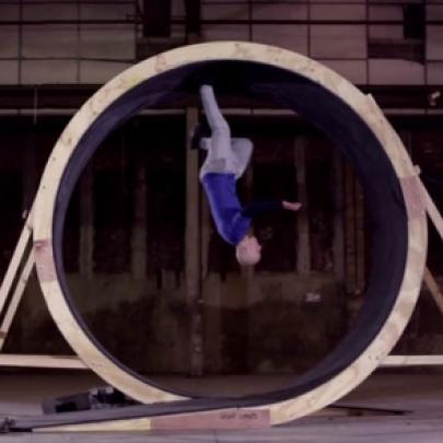 Damian Walters realiza um loop de 360 ​​graus