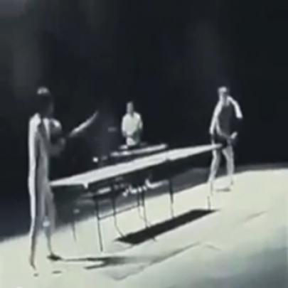  Confira vídeo raro mostra Bruce Lee jogando ping pong com Chaco 