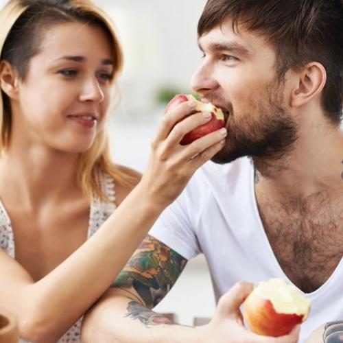 Como perder a vergonha de comer em frente ao crush?