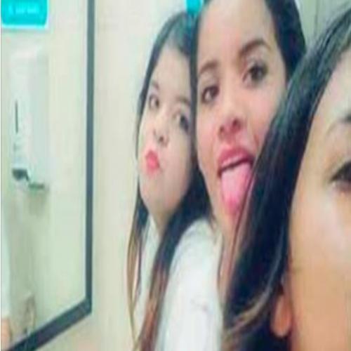 Uma selfie de alunas no banheiro acabou se tornando e algo perturbador