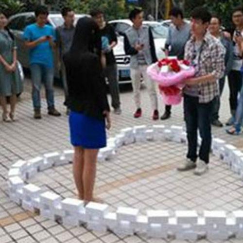 Chinês compra 99 iPhones para pedir mão de namorada e leva não