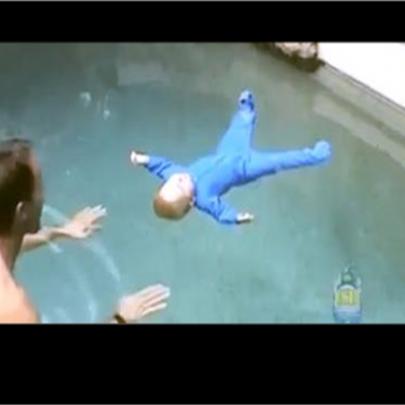 Incrível, câmera flagra bebê se jogando na piscina para pegar bolinha 